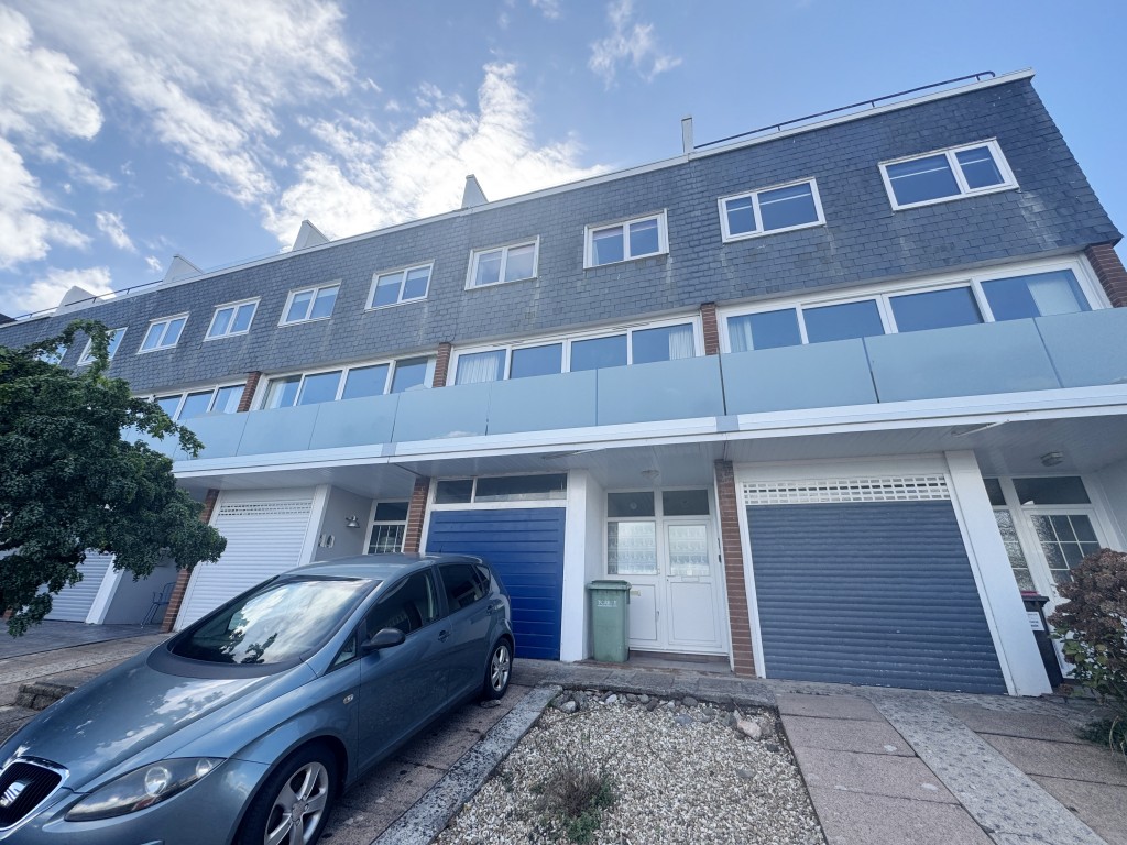 Lot: 153 - MID-TERRACE PROPERTY WITH STUNNING SEA VIEWS IN A POPULAR LOCATION - Front of the property